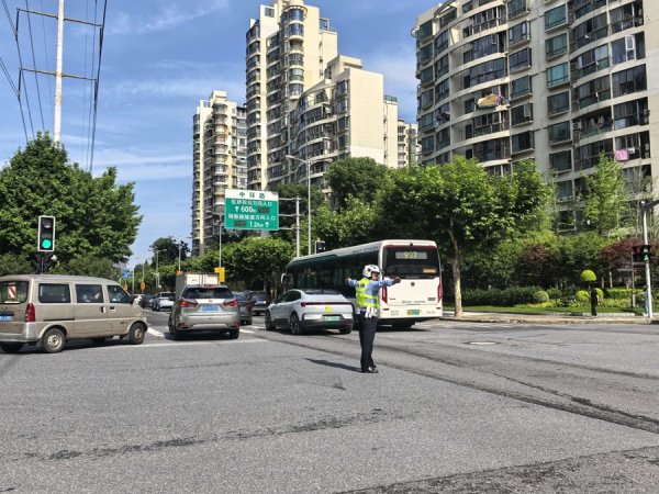 微豪配资 真华路地道封闭施工首日，新村路等通行压力增大，上海警方落实多项保障措施