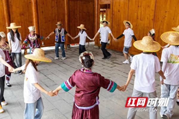 科元网  湖南工业大学学子直播架起文化传承新桥梁，数字赋能苗侗山歌新韵